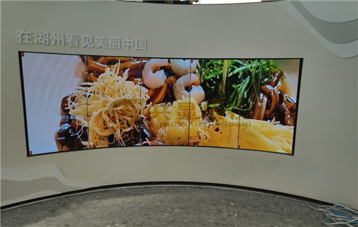 OLED柔性顯示屏應(yīng)用案例-金茂未來之窗